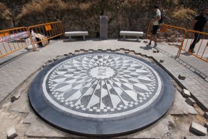 Mosaico contra la violencia de género creado por Mármoles Granero