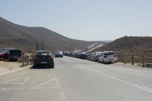 Los Coches aparcados en los arcenes de la carretera se pierden en el horizonte.