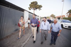 Momento  de la visita del alcalde a la zona de Retamar Norte