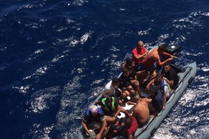 Imagen de Salvamento Marítimo de los rescatados por la Guardamar Polimnia en el mar de Alborán.