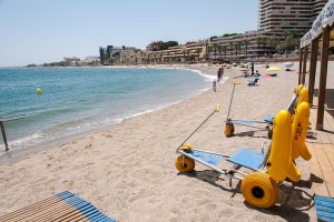 Playa de Aguadulce con el equipamiento necesario para hacer más accesible su estancia y baño.