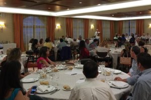 La cena solidaria contó con la presencia de numerosos asistentes y donde el periodista y escritor José Javier Esparza impartió una conferencia.