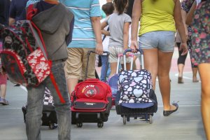 Escolares se dirigen a su centro educativo de Almería en una imagen de archivo.