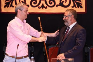 El nuevo alcalde de Albox, Francisco Torrecillas, recibe la vara de mando.