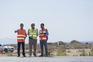 El concejal y el diputado de Fomento visitaron la carretera donde se construirá la nueva rotonda.