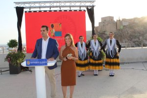 El alcalde, Ramón Fernández-Pacheco, presenta la Feria 2016; junto a la concejala de Cultura, Ana Martínez Labella.