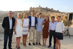 El alcalde con los pregoneros de la Virgen del Mar, el coronel Javier Ángel Soriano, y el nadador Carlos Tejada.