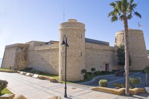 El Castillo de Sanata Ana data del siglo XVI y es un emblema de Roquetas.