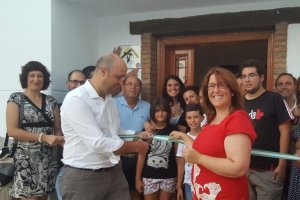 Corte de la cinta, en la inauguración del albergu