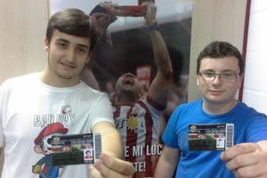 Dos jóvenes aficionados.