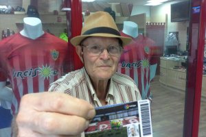 Don Eduardo con su carné UDA.