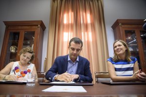 Firma del convenio entre Ayuntamiento y OCAL.