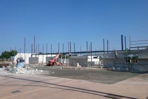 Obras del escenario al aire libre en el recinto ferial.