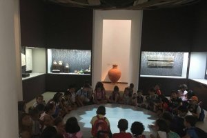 Un momento de la visita de los niños al Museo Arqueológico , que organizó El Saliente.