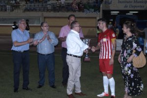 Pedro Manuel de la Cruz entregó la copa a Fran Vélez.