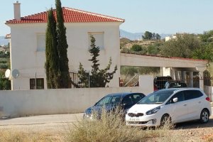 Los coches de Lorena Ibanovich y de Juan Pedro Pérez (PP), la tarde del jueves en el chalé donde se reunieron.