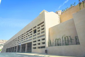 Edificio levantado para acoger las escuelas taller y la zona de musealización, a las faldas de La Alcazaba de Almería.