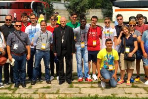 Grupo de jóvenes almerienses en la JMJ junto al obispo de Almería, Adolfo González.