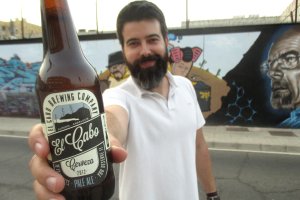 Imagen de Félix López, alma mater de cervezas El Cabo junto a una de las variedades de la marca almeriense.