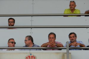 Pedro Manuel de la Cruz habla con el presidente del CD El Ejido.