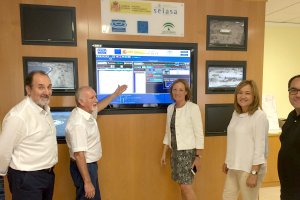 Carmen Ortiz durante su visita a los regantes de Níjar