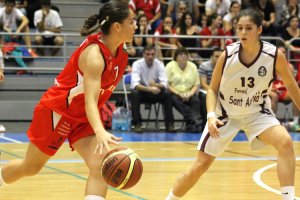 Almería sigue peleando su plaza en la Liga 2.