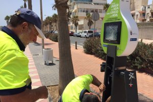Operarios del Ayuntamiento durante las labores de reparación del cargador urbano.