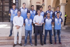 Fernández-Pacheco con el equipo universitario.