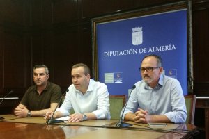 Domingo Ramos, acompañado Juan Antonio Lorenzo, izquierda, y Francisco García, durante la rueda de prensa.