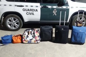 Maletas recuperadas tras la detención de los acusados.
