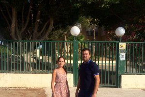 Desiderio Enciso y Encarni Bosquet, ambos de UPyD, a la entrada del colegio de Pampanico.