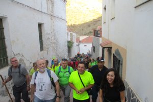 Los senderistas por la villa de Cóbdar.