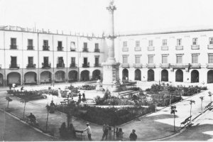 Antes de dedicarse  a lugar de recreo y descanso con sus bancos y jardines, la Plaza Vieja fue el escenario del Mercado diario y durante la Feria de 