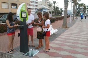 Un grupo de personas cargan sus móviles ayer en la Urba.