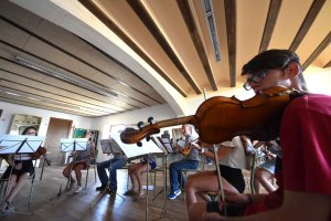 Alumnos participan en el taller en el salón de actos del Convento de San Luis de Vélez Blanco.