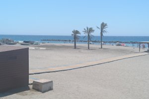 La playa de El Palmeral, una de las cinco zonas costeras adaptadas a personas con problemas de movilidad en la capital almeriense.