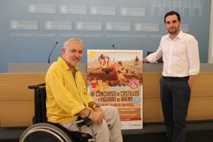 El concejal de Playas, Carlos Sánchez, y el presidente de la Asociación de Personas con Discapacidad, Antonio Sánchez de Amo, esta mañana en la prese