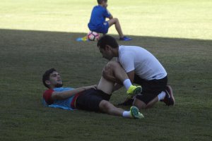 Pedro Serrano atendiendo a Pozo.