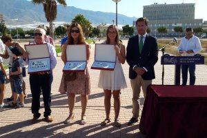 Familiares de las tres mujeres homenajeadas posan con las placas de las calles que llevan sus nombres. Junto a ellos, el alcalde de El Ejido, Francis