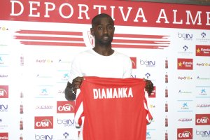 Pape Diamanka con su nueva camiseta.