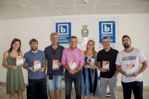 Organizadores y escritores y periodistas participantes en el festival con el libro ‘La narrativa tenía un precio’.