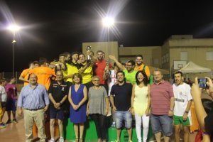 La alcaldesa de Gádor entregó la copa de vencedor.