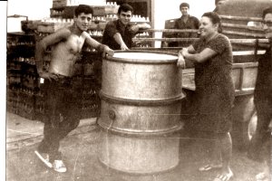 Fábrica  de gaseosas y refrescos de Antonio Ros en Benahadux, con los trabajadores junto al isocarro