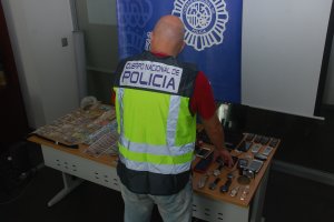 Muestra de los objetos incautados en los registros policiales.