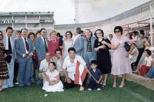 Grupo de directivos y aficionados en los primeros años del campo.
