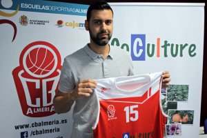 El pivot almeriense muestra su camiseta.
