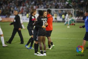 Quique se abraza a Azeez tras el partido de Córdoba.
