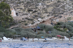 Panorámica de las acampadas en la Cala San Pedro.