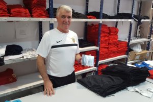 Bernardo entre camisetas del Almería se ha pasado media vida.