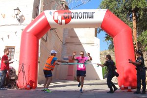 El vencedor cruzando la meta.